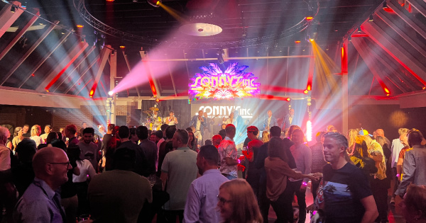 Claus Event Center swingt met Sonny’s Inc.