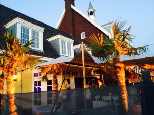 Kleine cafe aan de haven