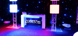 Witte DJ Booth met Sonny's Inc. Logo